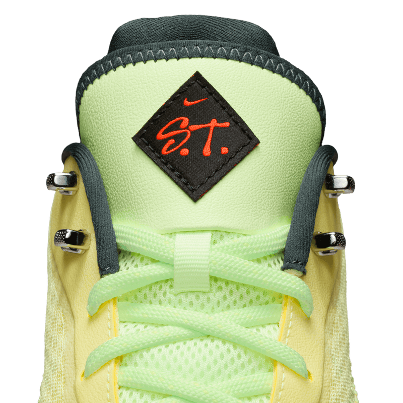 Nike S.T. Flare HF0219-800